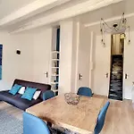 Un Balcon, Au Coeur Du Village