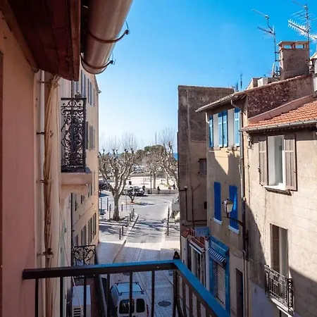 Un Balcon, Au Coeur Du Village
