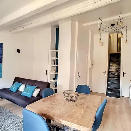 Un Balcon, Au Coeur Du Village