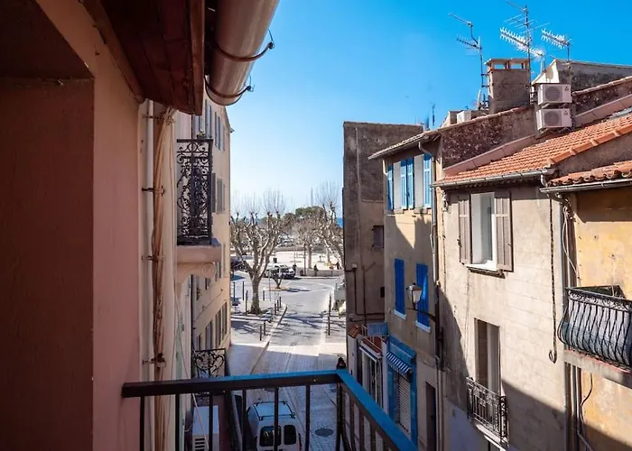 Un Balcon, Au Coeur Du Village