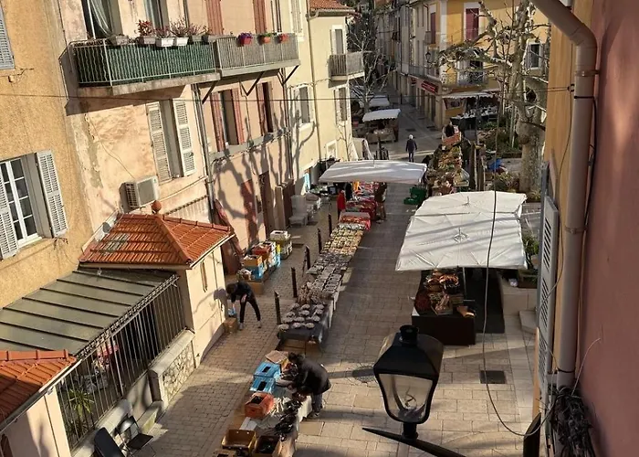 Un Balcon, Au Coeur Du Village *